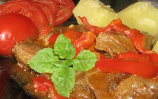 Pork stew with sweet peppers and tomatoes Meat pocket recipe with bell pepper