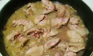 Kyllinglever med saus - oppskrifter med og uten rømme