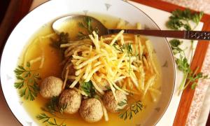 Suppe med pasta og kartofler med stegte grøntsager Suppe med horn og æg