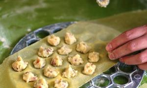 Stapsgewijze deegrecepten voor dumplings in kokend water - kookgeheimen met foto's Heerlijk recept voor soezendeeg voor dumplings