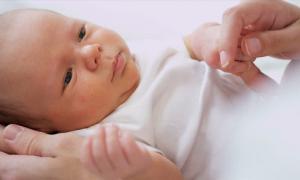 Новороденче има црвени очни капаци: можни причини и третмани Внатрешниот очен капак на окото е црвен кај дете